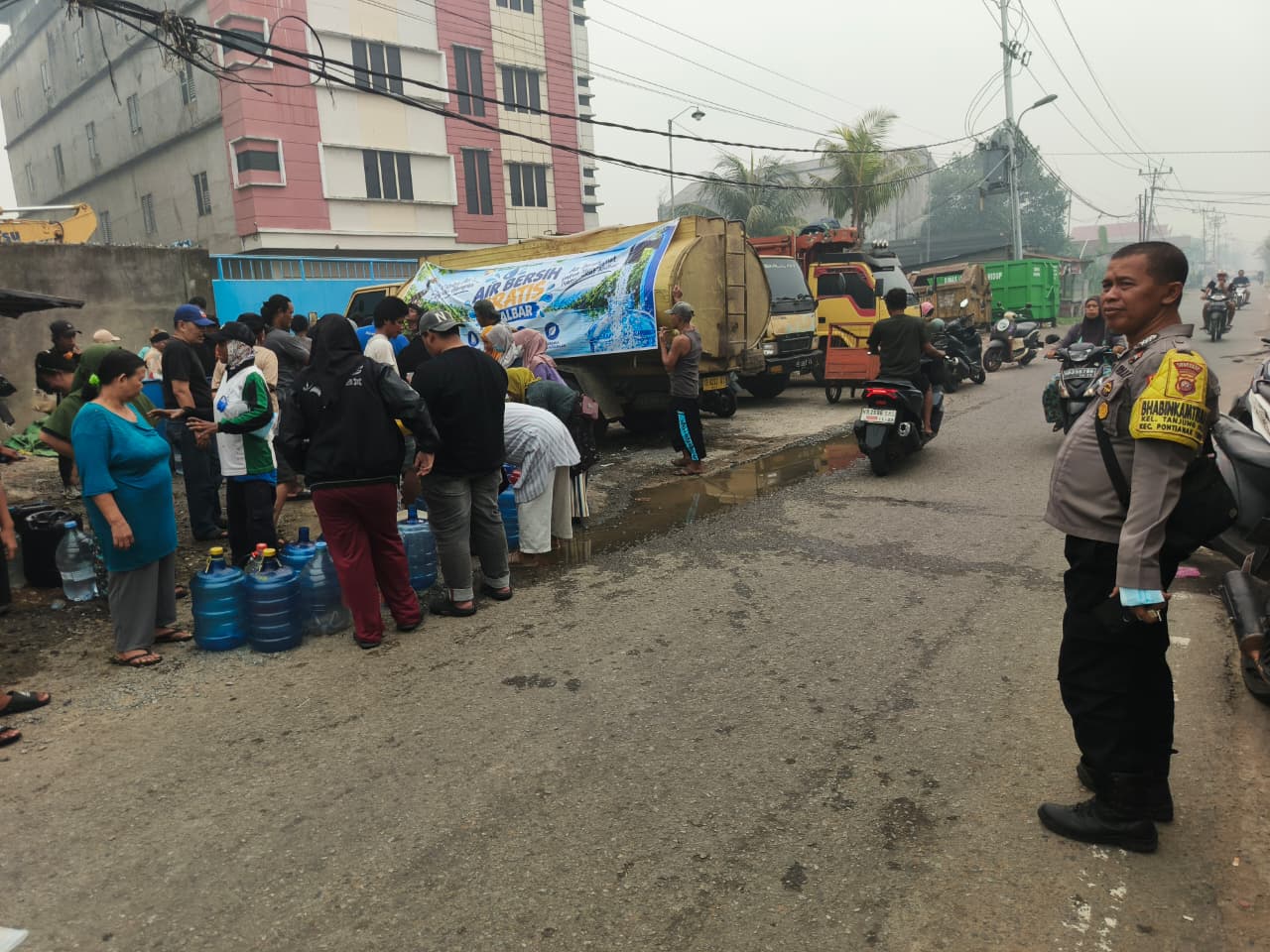 Bhabinkamtibmas Tanjung Hilir Monitoring Pembagian Air Bersih dari HMI