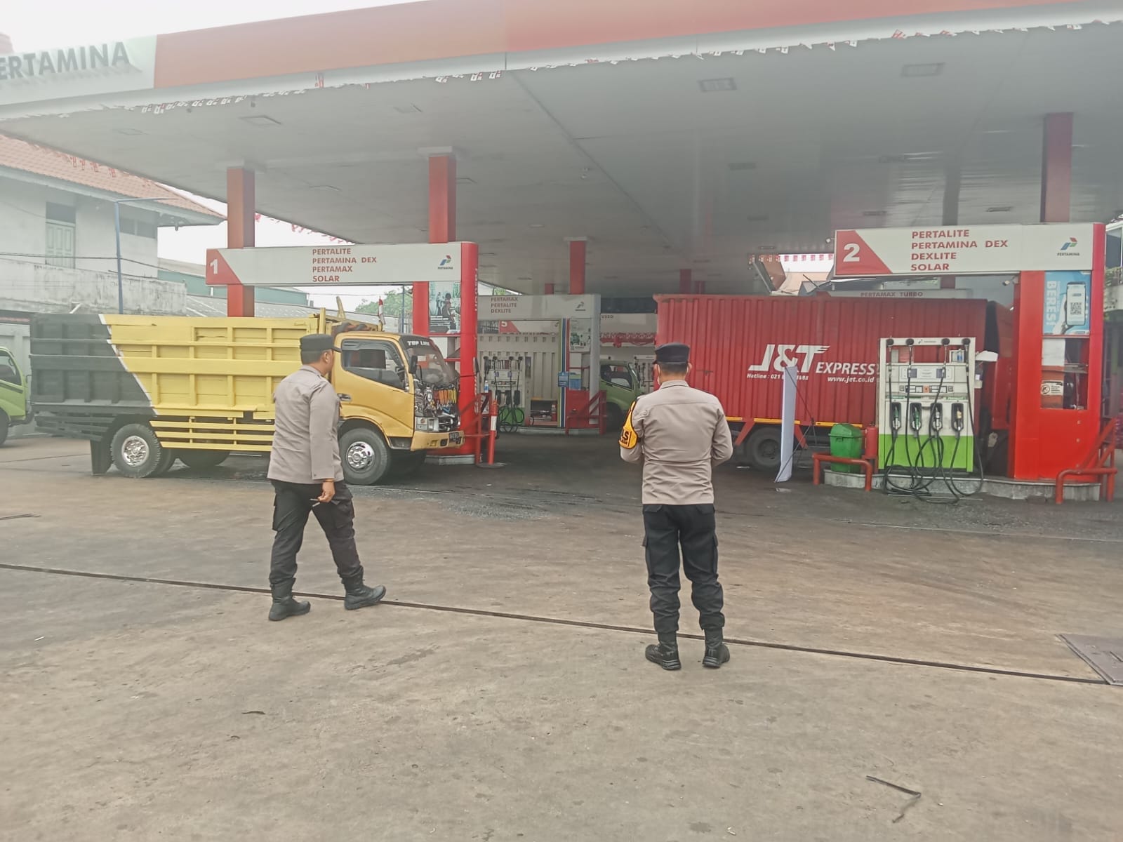 Polsek Pontianak Selatan Pantau SPBU Imam Bonjol, Antrean Kendaraan Tetap Normal.