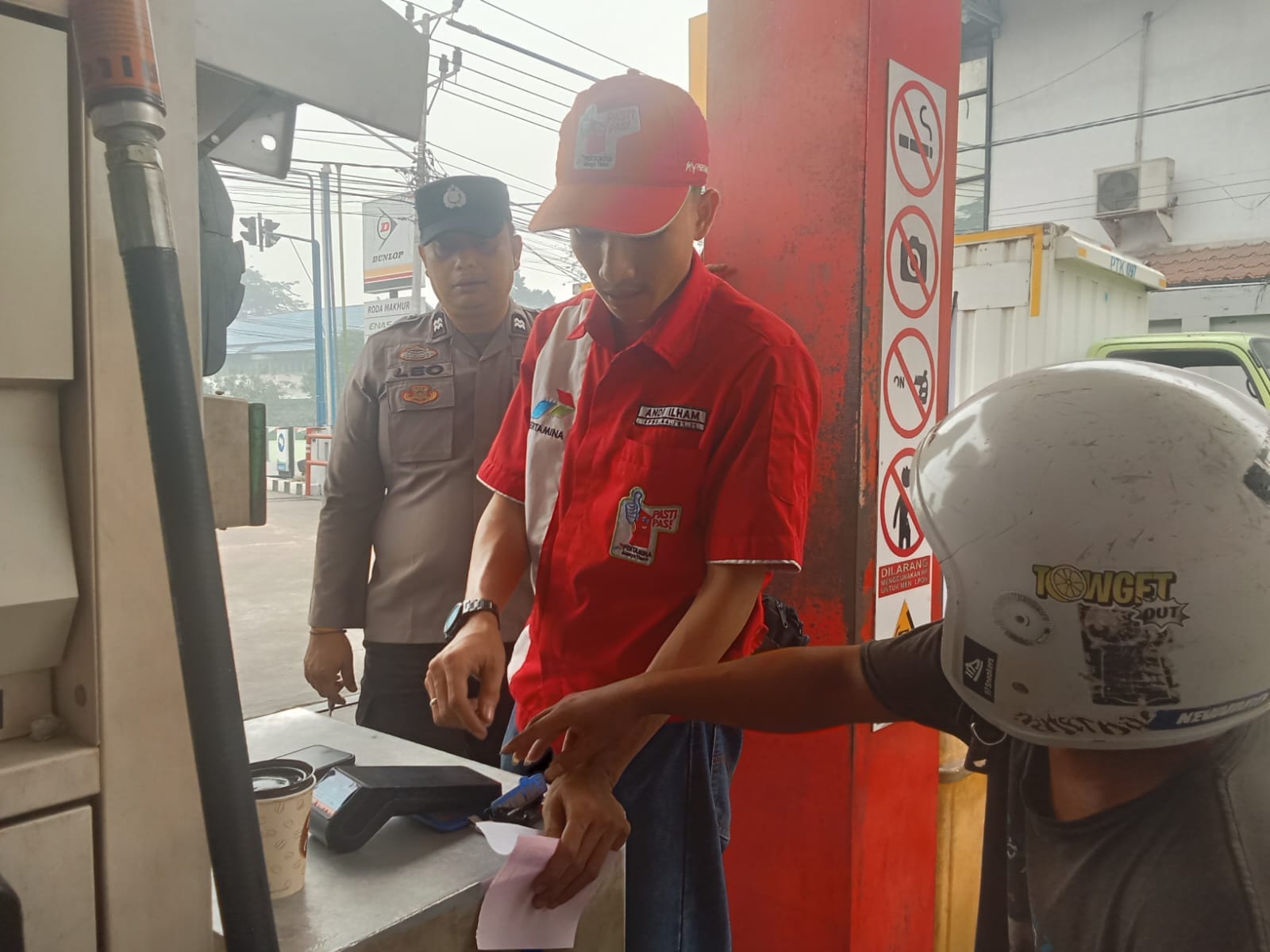 Polsek Pontianak Selatan Pantau SPBU Imam Bonjol, Antrean Kendaraan Tetap Normal.