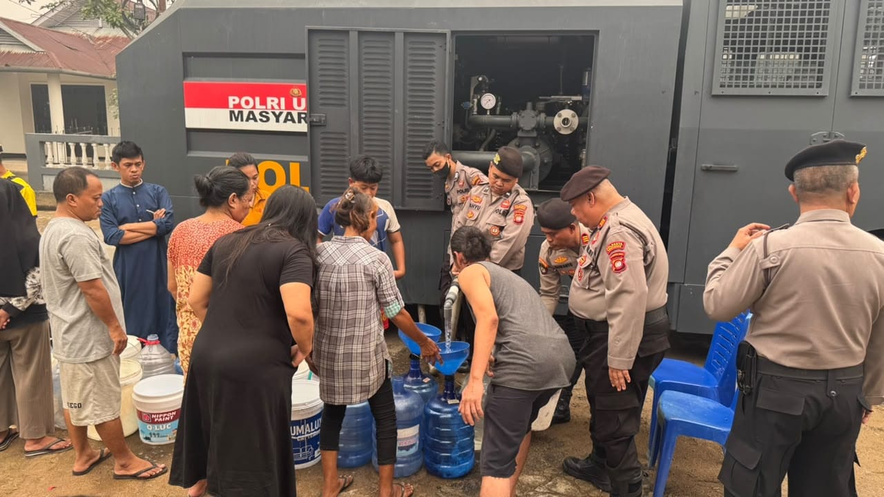 Polresta Pontianak Salurkan 5.000 Liter Air Bersih, Bagikan Masker dan Gelar Cek Kesehatan Gratis