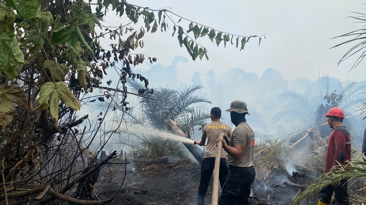 Satbrimob Polda Jambi Kerahkan 30 Personel Tangani Karhutla di Betara Tanjab Barat