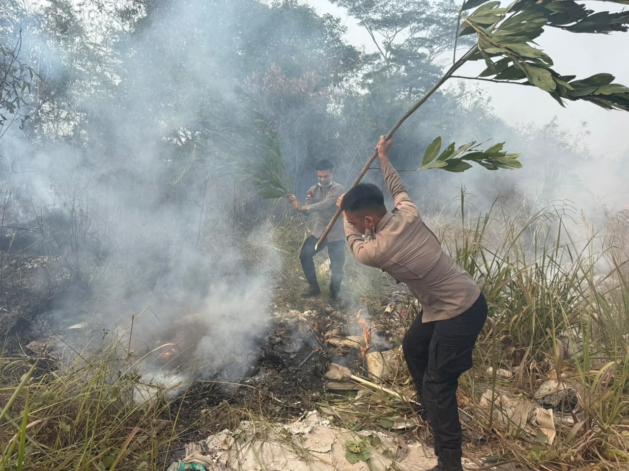 Gerak Cepat Brimob Polda Jambi Padamkan Kebakaran Lahan di Jalan Lingkar Selatan