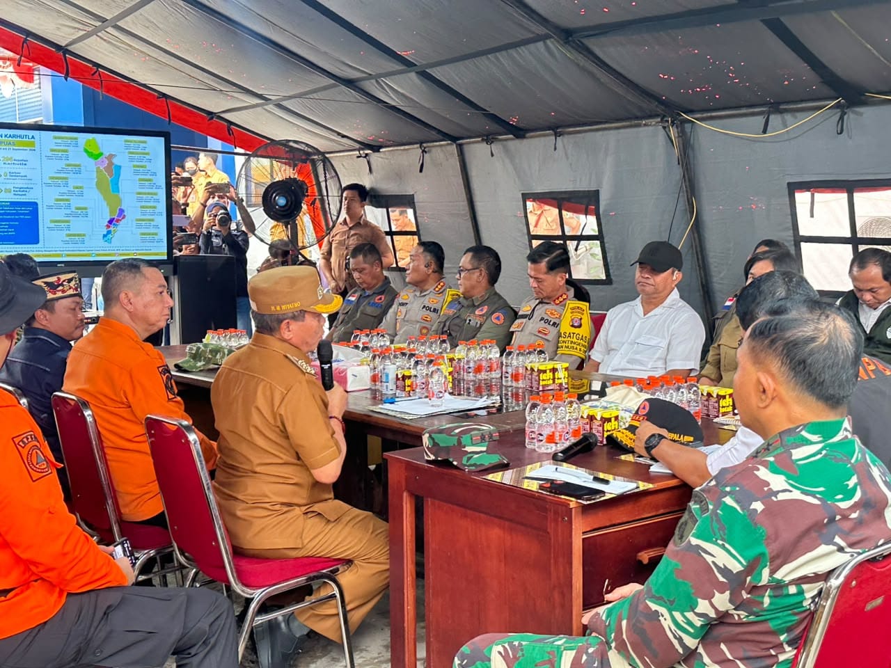 Perkuat Operasi Darat dan Udara, Kapolda Kalteng Dampingi Menhut dan Kepala BNPB Tangani Karhutla di Kapuas