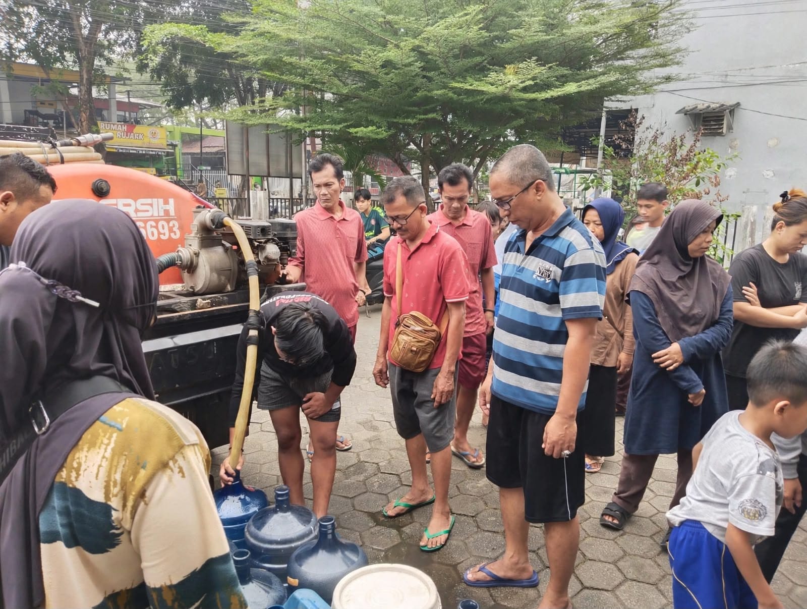 16 Ribu Liter Air Bersih Gratis Mengalir untuk Warga Pontianak Timur