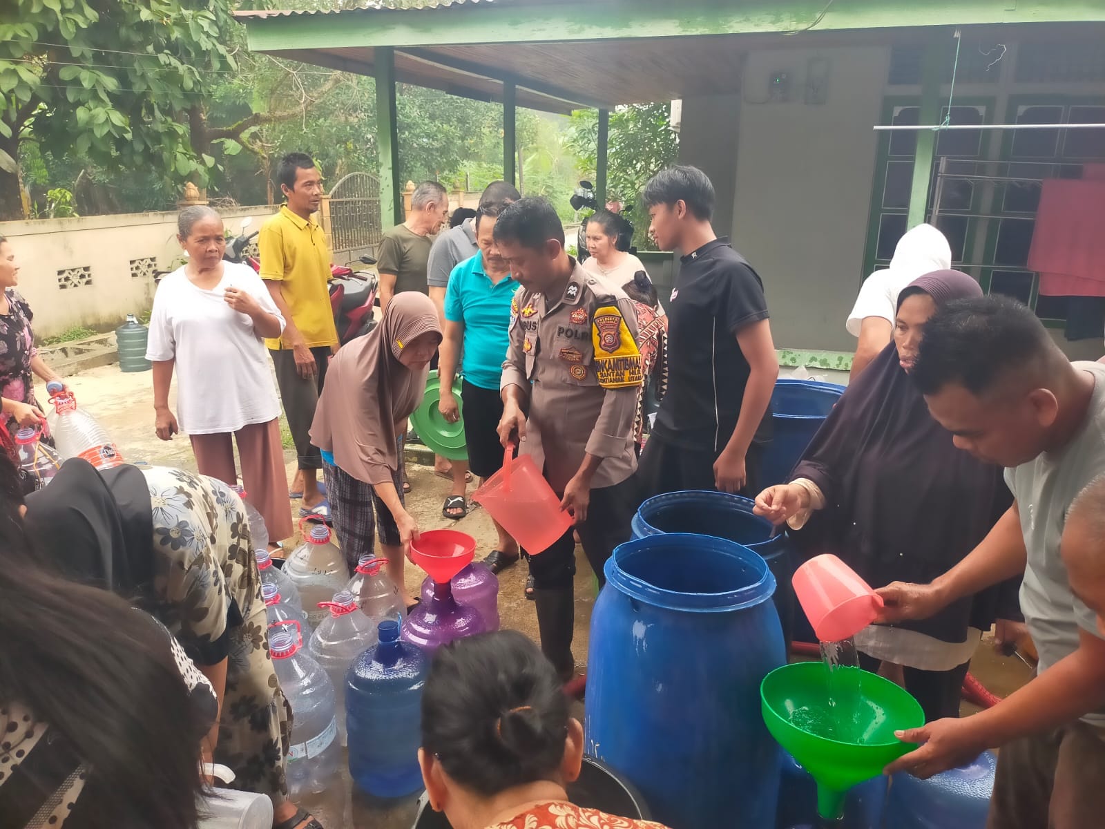 Bhabinkamtibmas Siantan Hilir Bantu Bagikan Air Bersih Di Gg. Teluk Parik