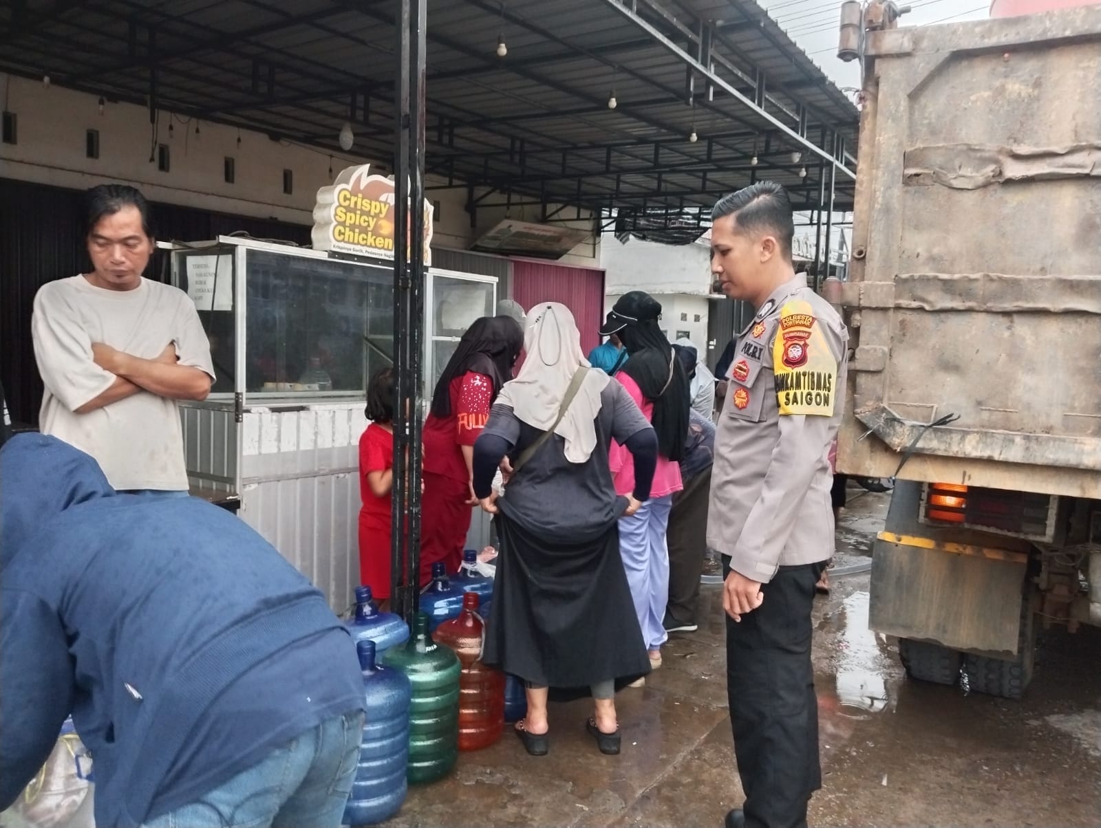 Bhabinkamtibmas Saigon Kawal Pendistribusian Air Bersih 8.000 Liter
