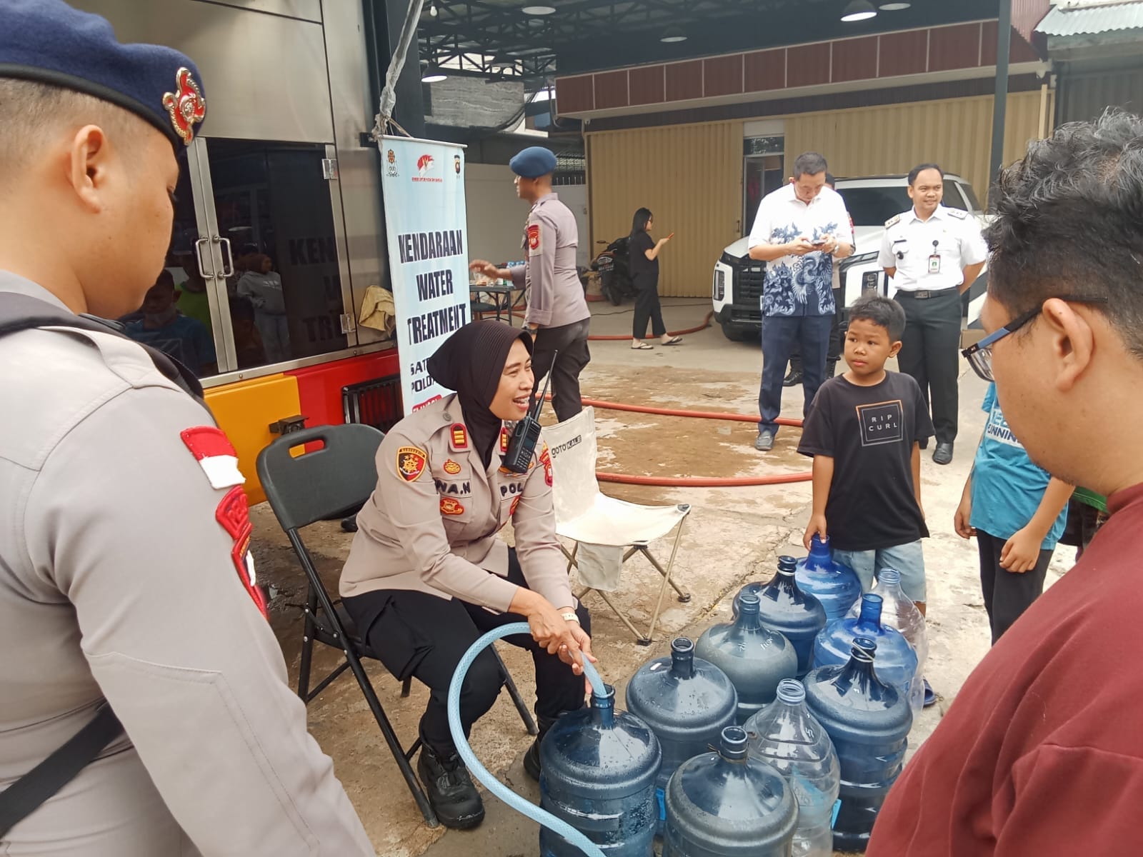 Kapolsek Pontianak Selatan Kawal dan Amankan Distribusi Air Bersih di Jalan Purnama