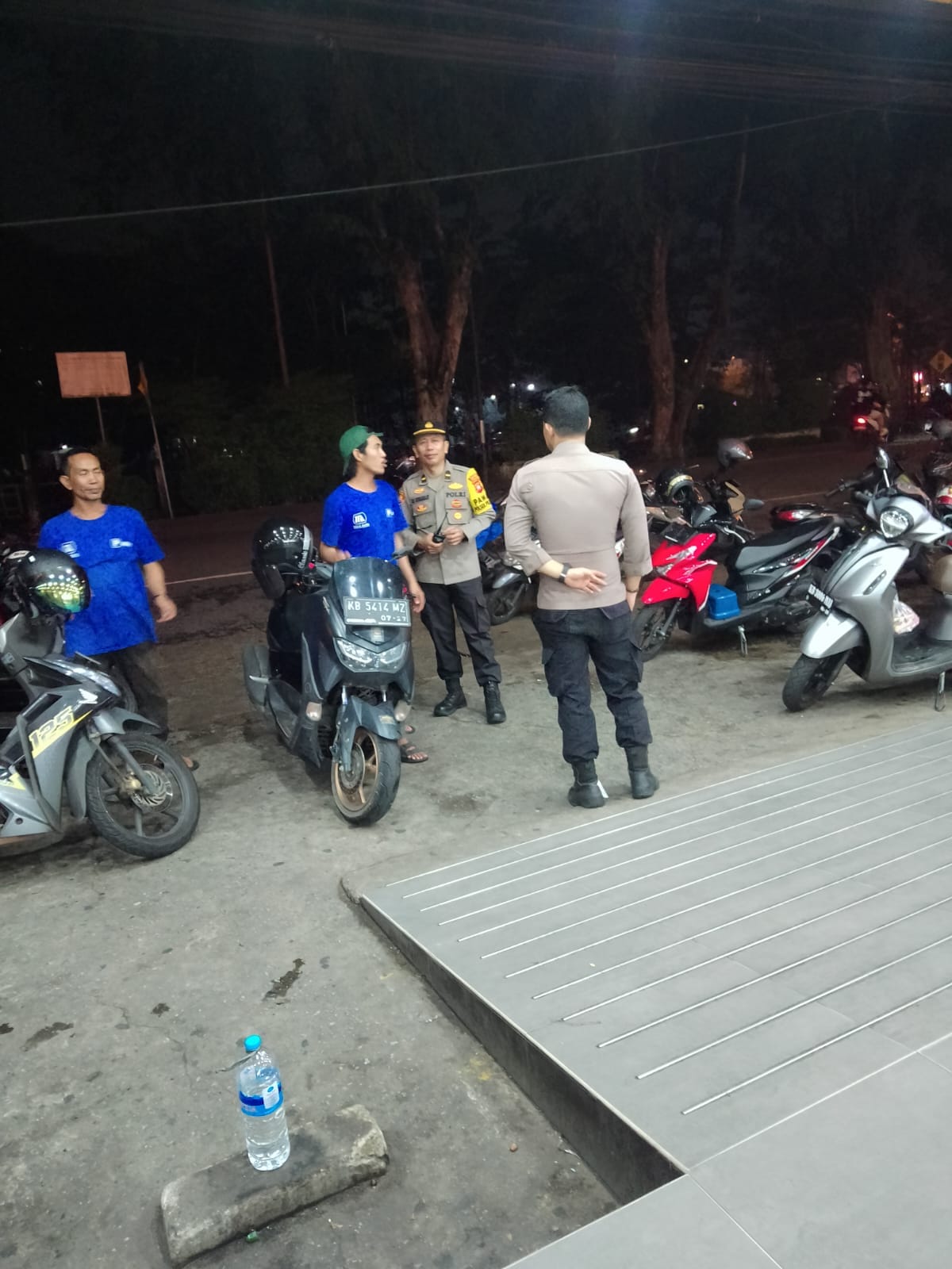Personil Enggang Polsek Pontianak Barat Laksanakan Patroli Dialogis di Area Parkir Mitra Anda, Ajak Warga Jaga Kamtibmas.