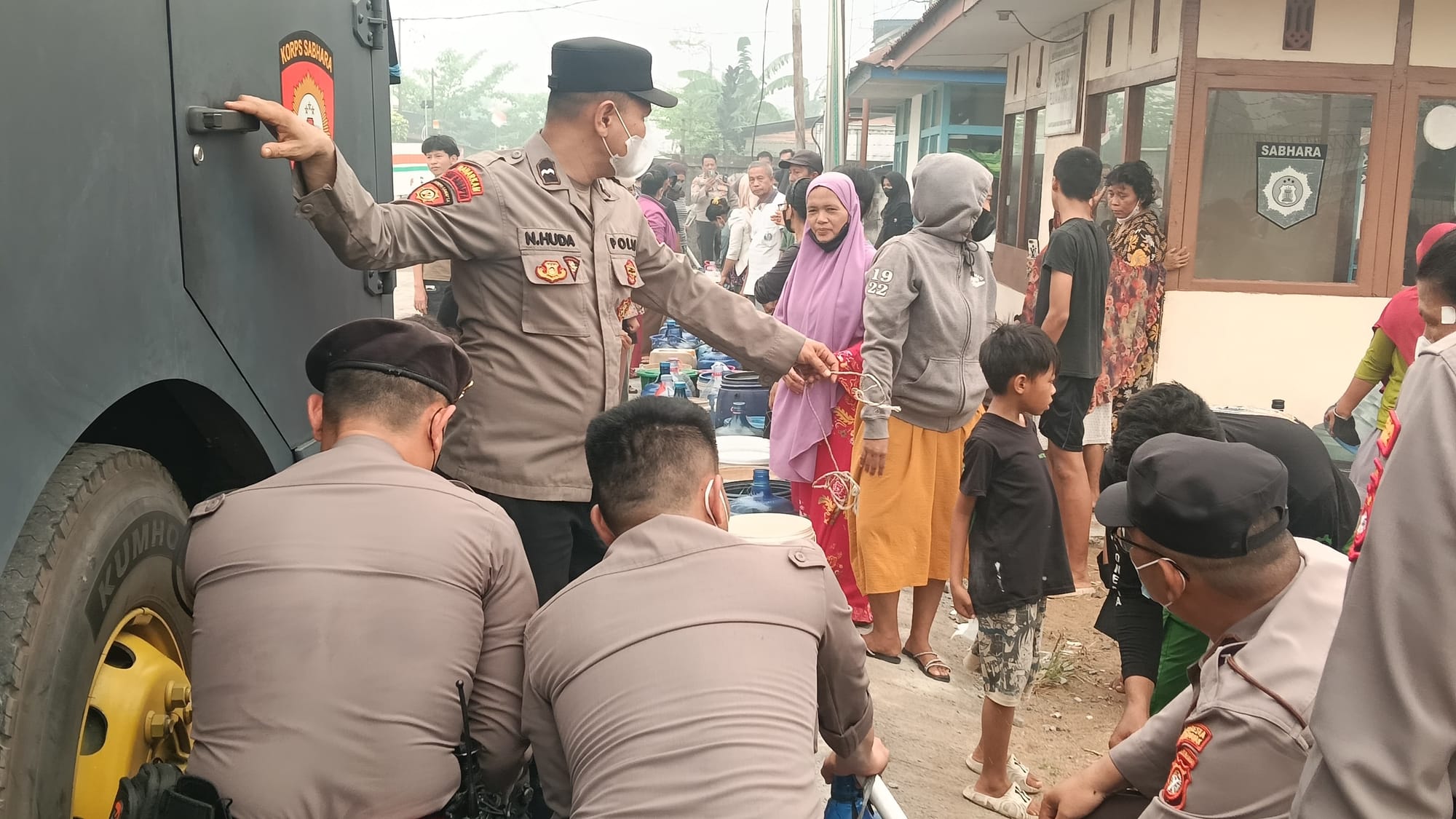 Polresta Pontianak Salurkan 5 Ton Air Bersih dan Masker untuk Warga Nipah Kuning