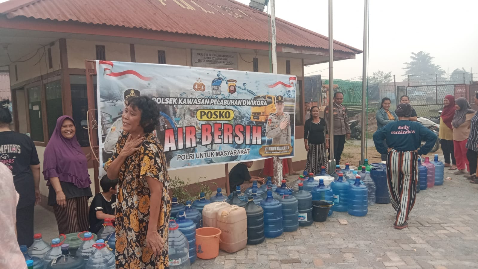 Polresta Pontianak Salurkan 5 Ton Air Bersih dan Masker untuk Warga Nipah Kuning