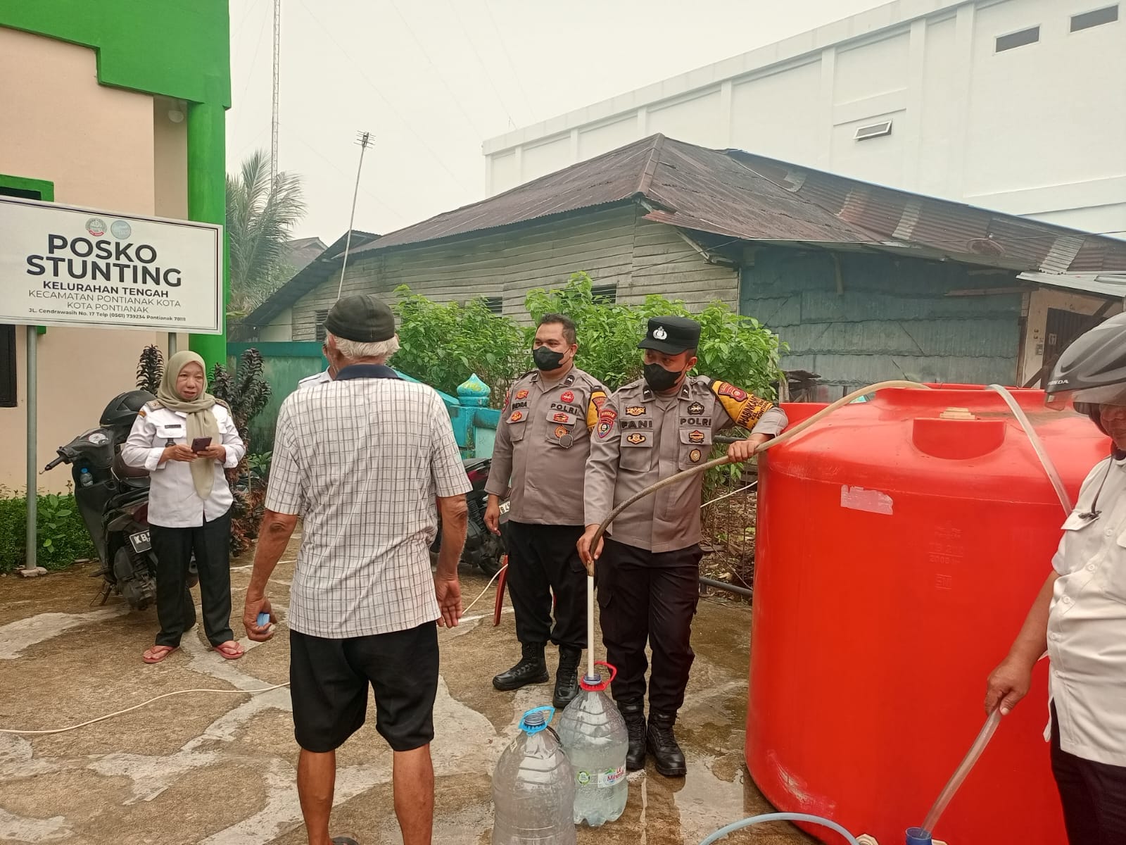 Peduli Kebutuhan Warga, Bhabinkamtibmas Polsek Pontianak Kota Kawal Pendistribusian Air Bersih