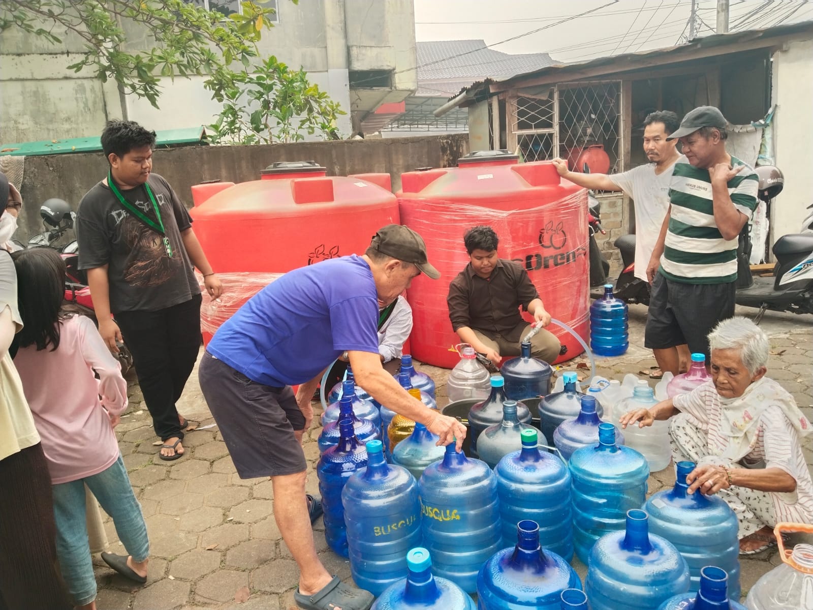 Peduli Kebutuhan Warga, Bhabinkamtibmas Polsek Pontianak Kota Kawal Pendistribusian Air Bersih