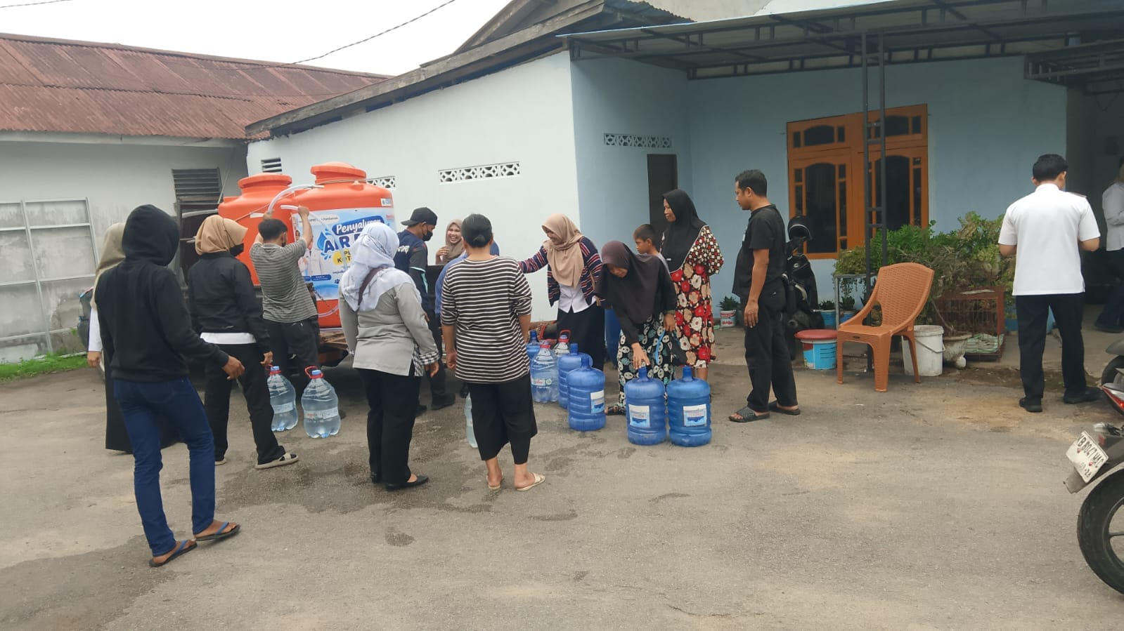 Bhabinkamtibmas Hadir Kawal Distribusi Air Bersih untuk Warga Gg. Lestari.