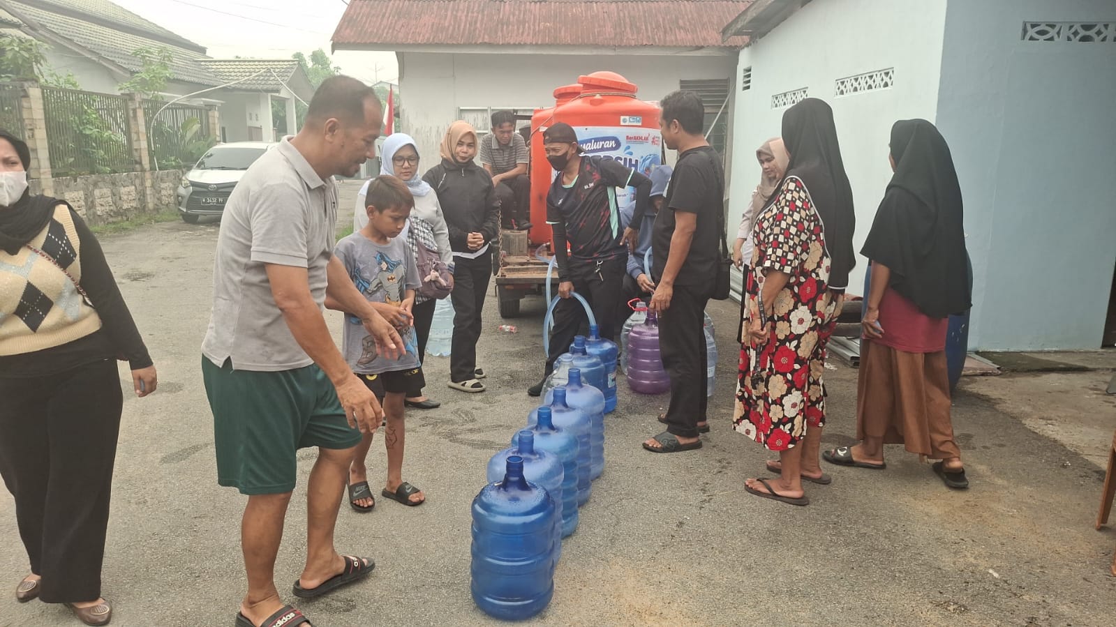 Bhabinkamtibmas Hadir Kawal Distribusi Air Bersih untuk Warga Gg. Lestari.