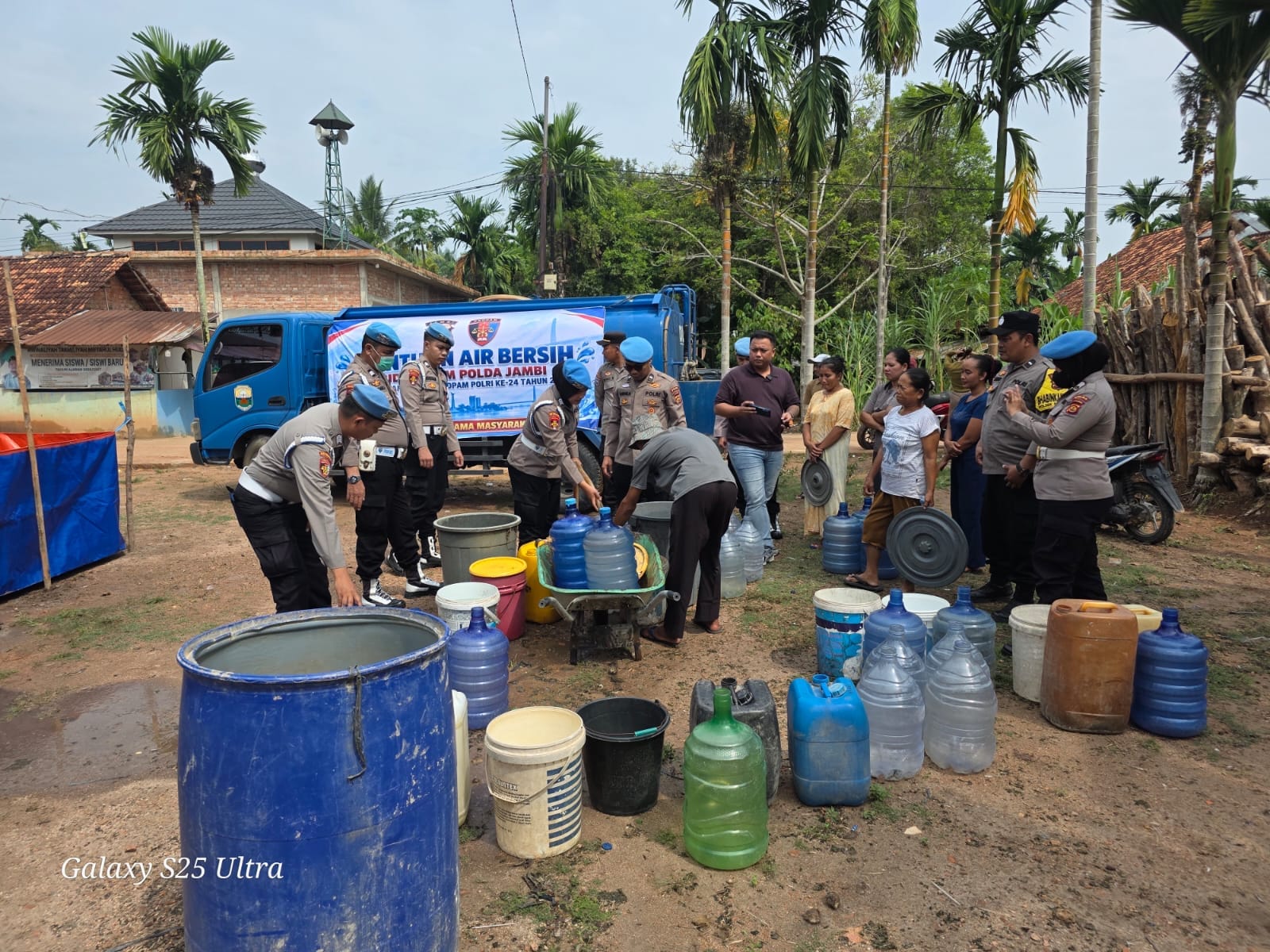 HUT Propam Polri 2026, Bid Propam Polda Jambi Salurkan 10.000 Liter Air Bersih untuk Warga Tangkit