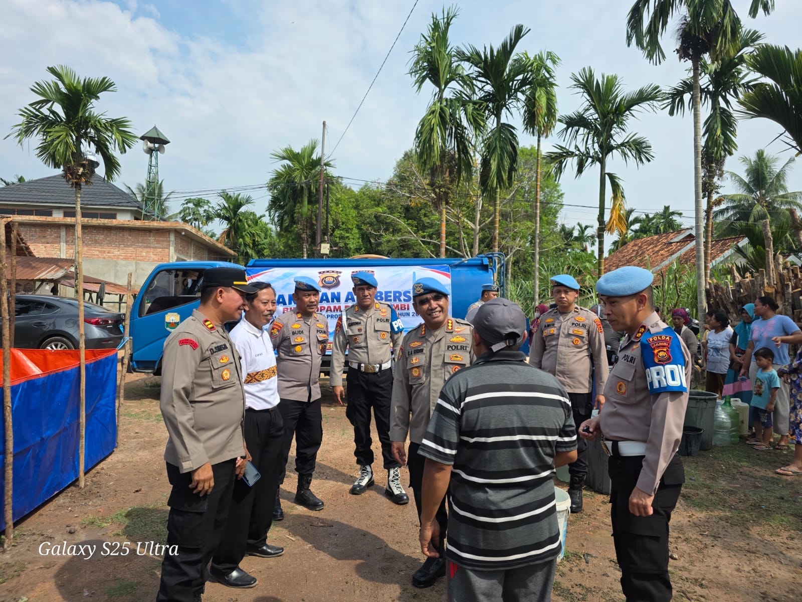Peringati HUT Propam Polri 2026, Bid Propam Polda Jambi Salurkan 10.000 Liter Air Bersih untuk Warga Tangkit