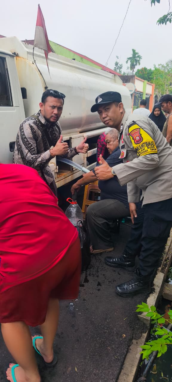Bhabinkamtibmas Polsek Pontianak Timur Amankan Pembagian Air Bersih di Komplek Seruni Indah II