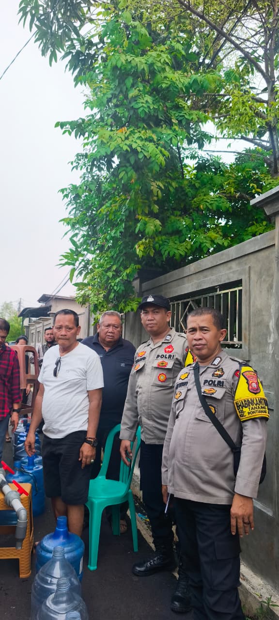 Bhabinkamtibmas Polsek Pontianak Timur Amankan Pembagian Air Bersih di Komplek Seruni Indah II