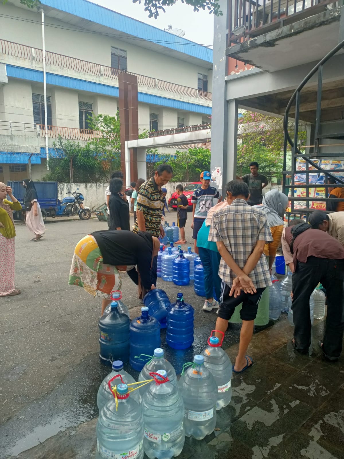 Sinergi Bersama, Bhabinkamtibmas Kawal Distribusi Air Bersih untuk Warga BML