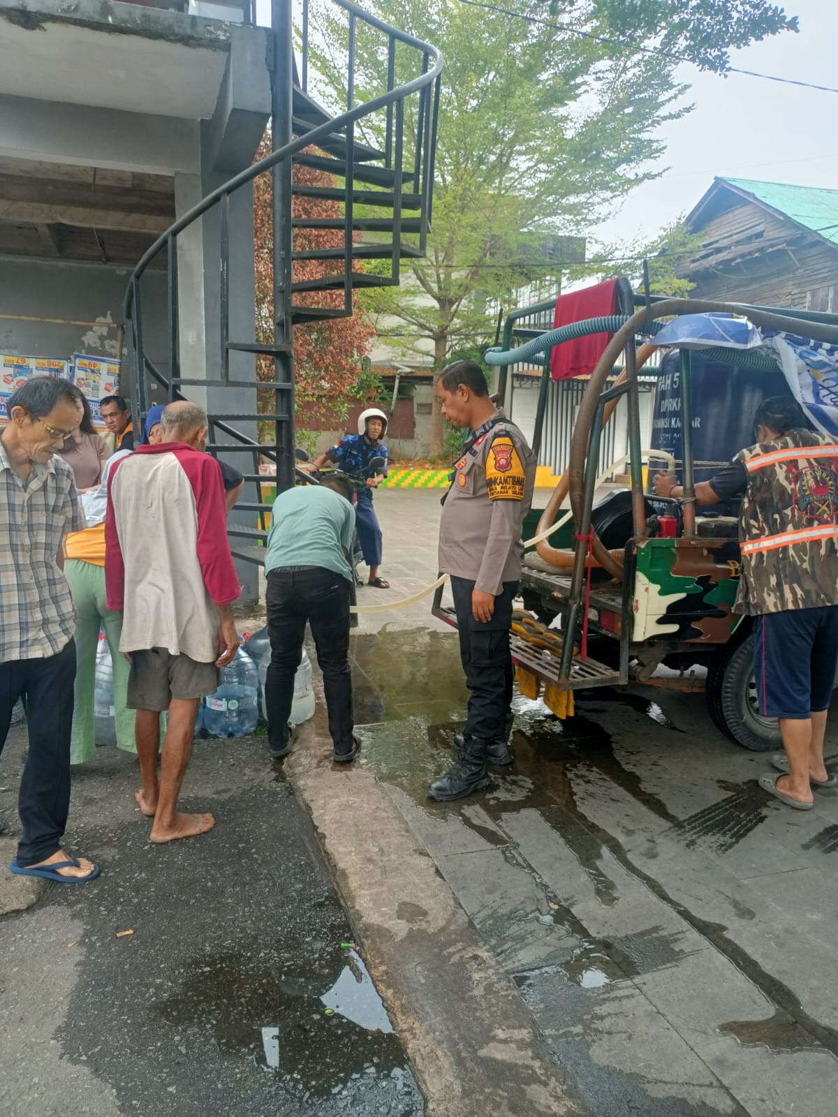 Sinergi Bersama, Bhabinkamtibmas Kawal Distribusi Air Bersih untuk Warga BML