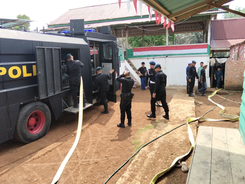 Brimob Jambi Peduli, Batalyon B Pelopor Salurkan Bantuan Air Bersih ke Pesantren
