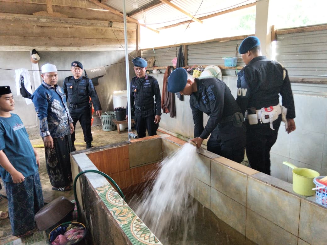 Peduli Kebutuhan Warga, Batalyon B Pelopor Brimob Jambi Distribusikan Air Bersih ke Pesantren