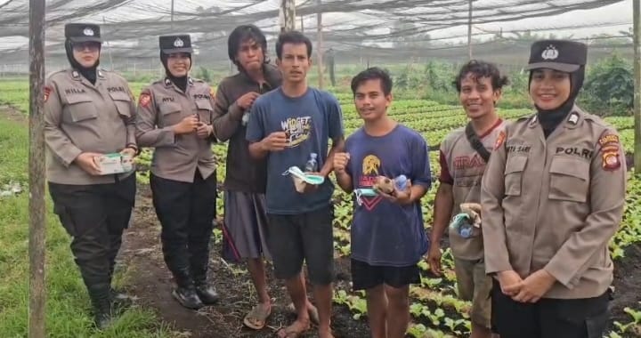 Dukung Ketahanan  Polwan Polsek Pontianak Utara Sambangi Petani Sayur Untuk Memotivasi Jaga Pasokan Hasil Pertanian Dimusim Kemarau
