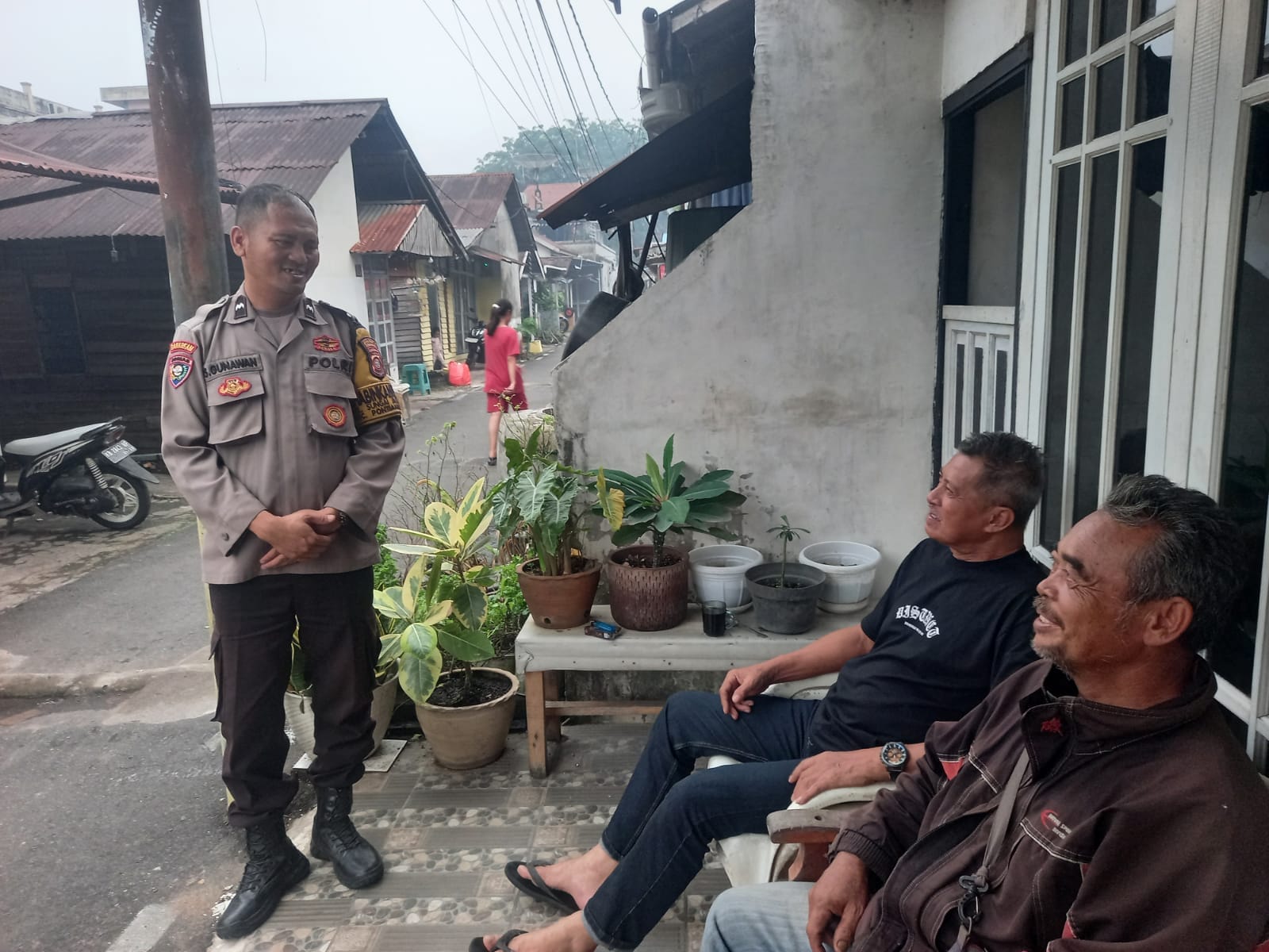 Bhabinkamtibmas Sambangi Warga, Sampaikan Himbauan Kamtibmas dan Antisipasi Curanmor