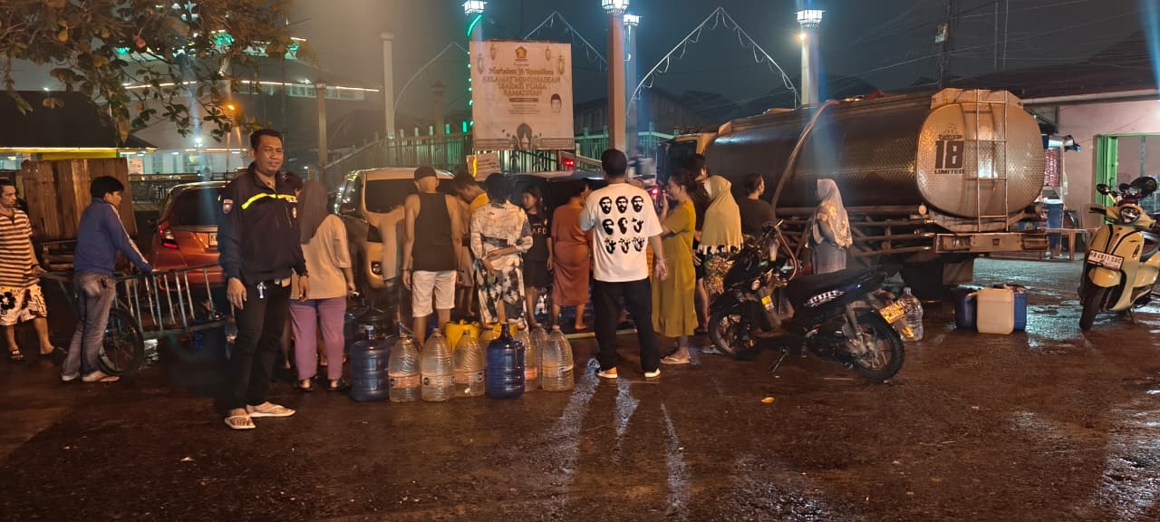 Bhabinkamtibmas Polsek Pontianak Timur Monitoring Pembagian Air Bersih di Parkiran Pasar Kampung Dalam