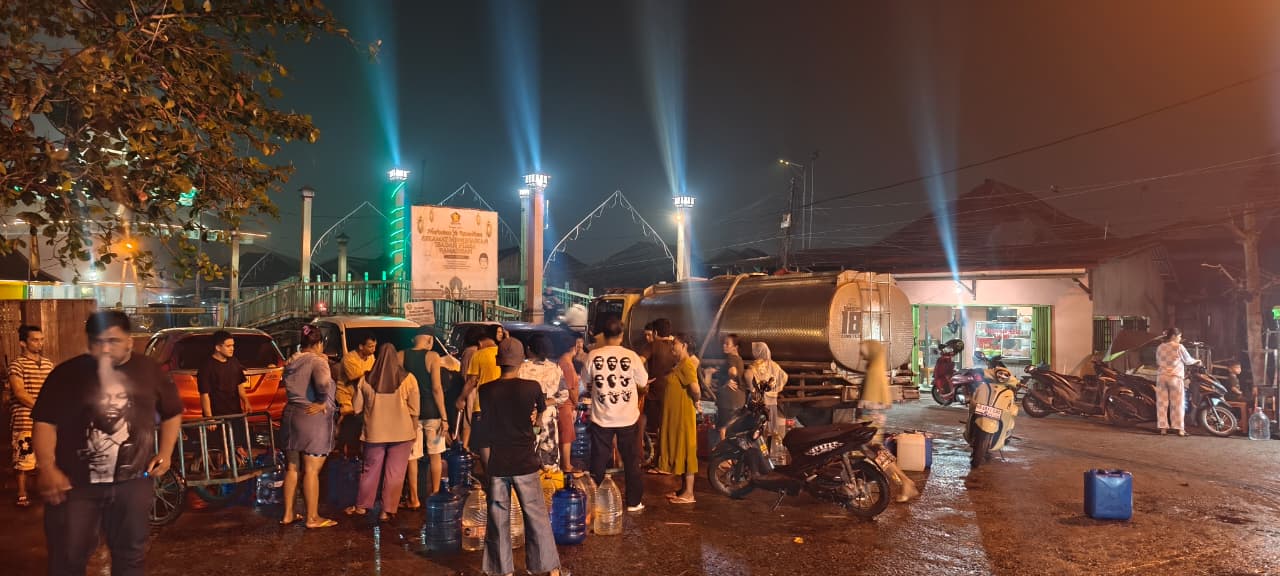 Bhabinkamtibmas Polsek Pontianak Timur Monitoring Pembagian Air Bersih di Parkiran Pasar Kampung Dalam