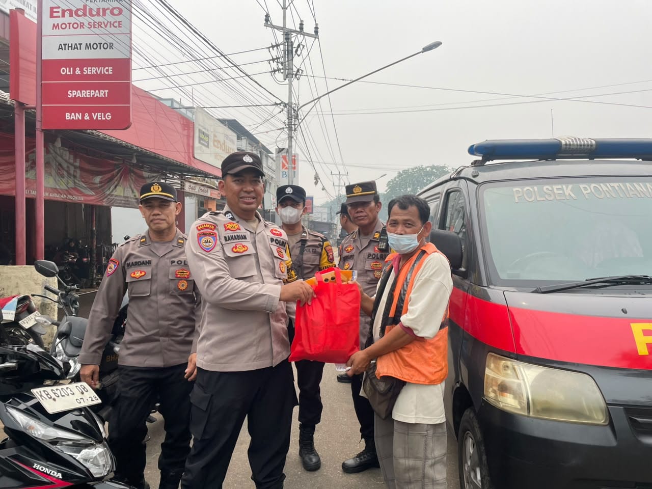 Binmas Polsek Pontianak Barat Sampaikan Himbauan Kamtibmas, Berikan Sarana Kontak kepada Petugas Parkir dan Security Sekolah.