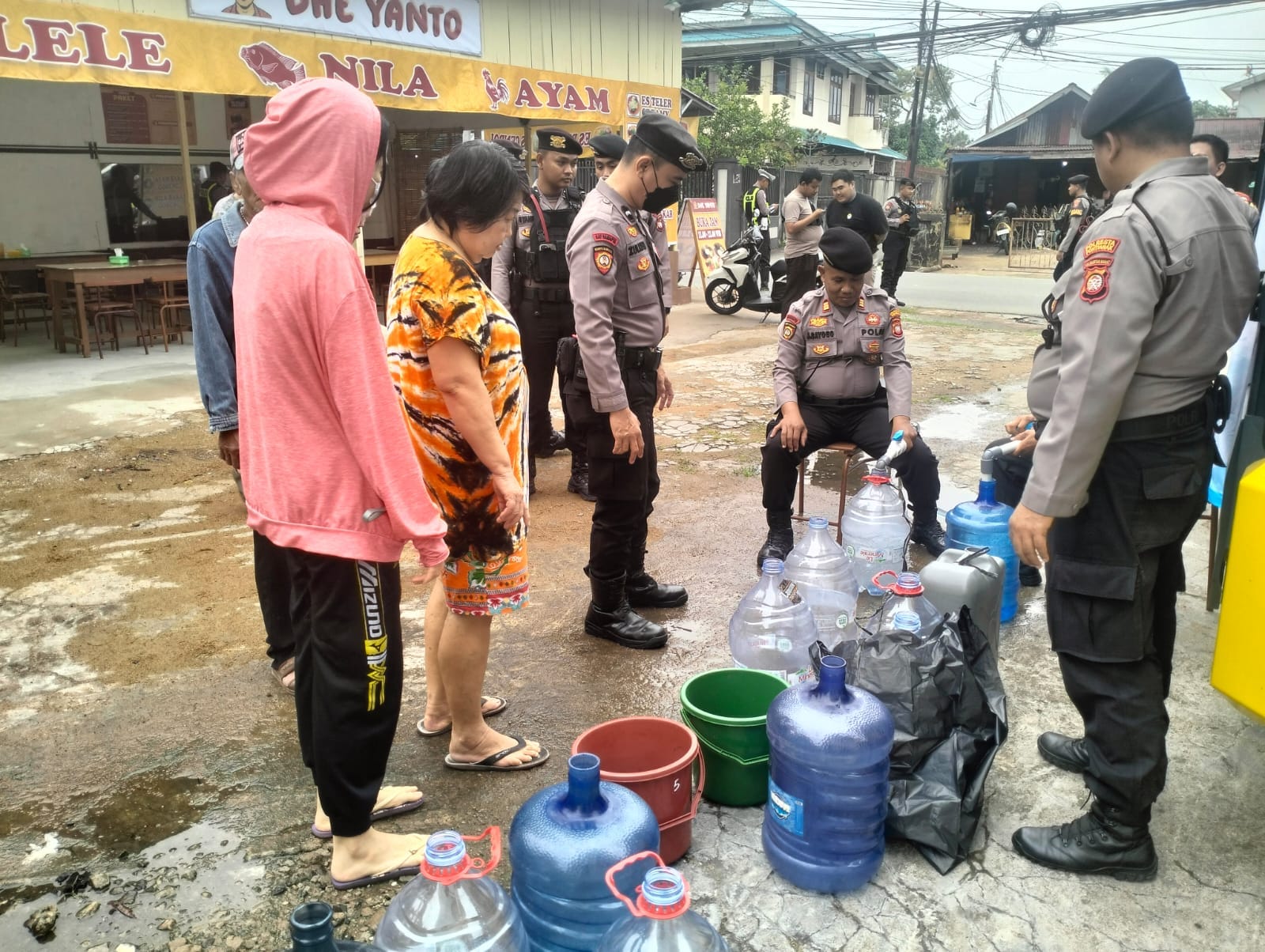 Water Cannon Jadi Sarana Berbagi, 5.000 Liter Air Bersih untuk Warga