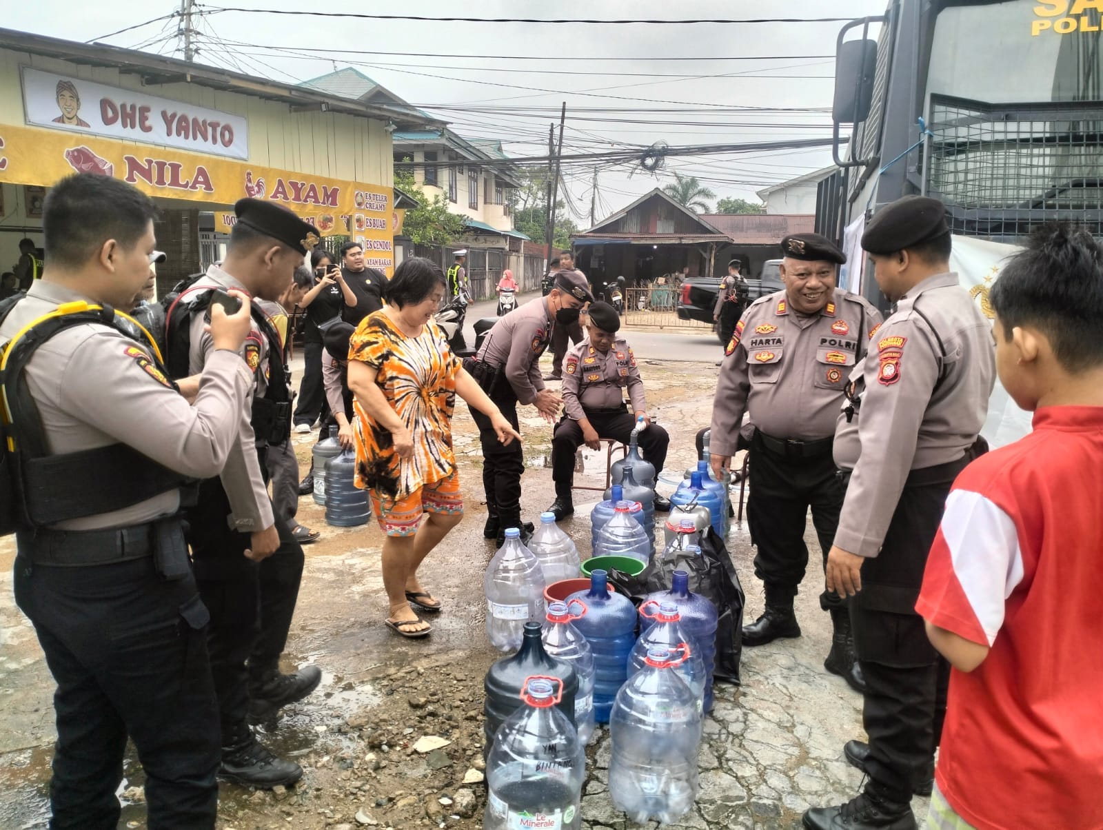 Water Cannon Jadi Sarana Berbagi, 5.000 Liter Air Bersih untuk Warga