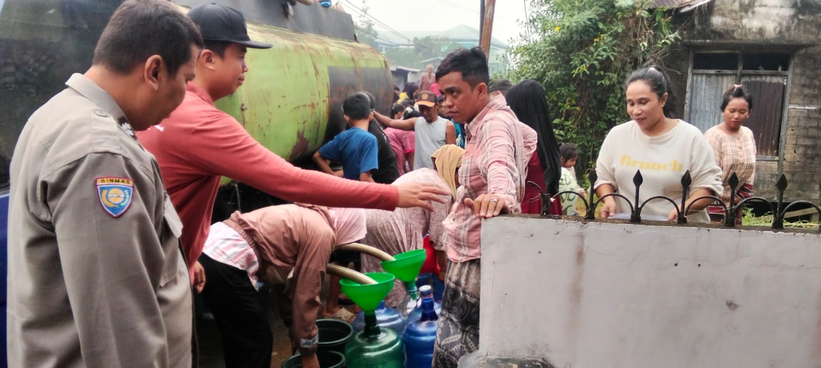 Bhabinkamtibmas Tambelan Sampit Bantu Penyaluran Air Bersih untuk Warga
