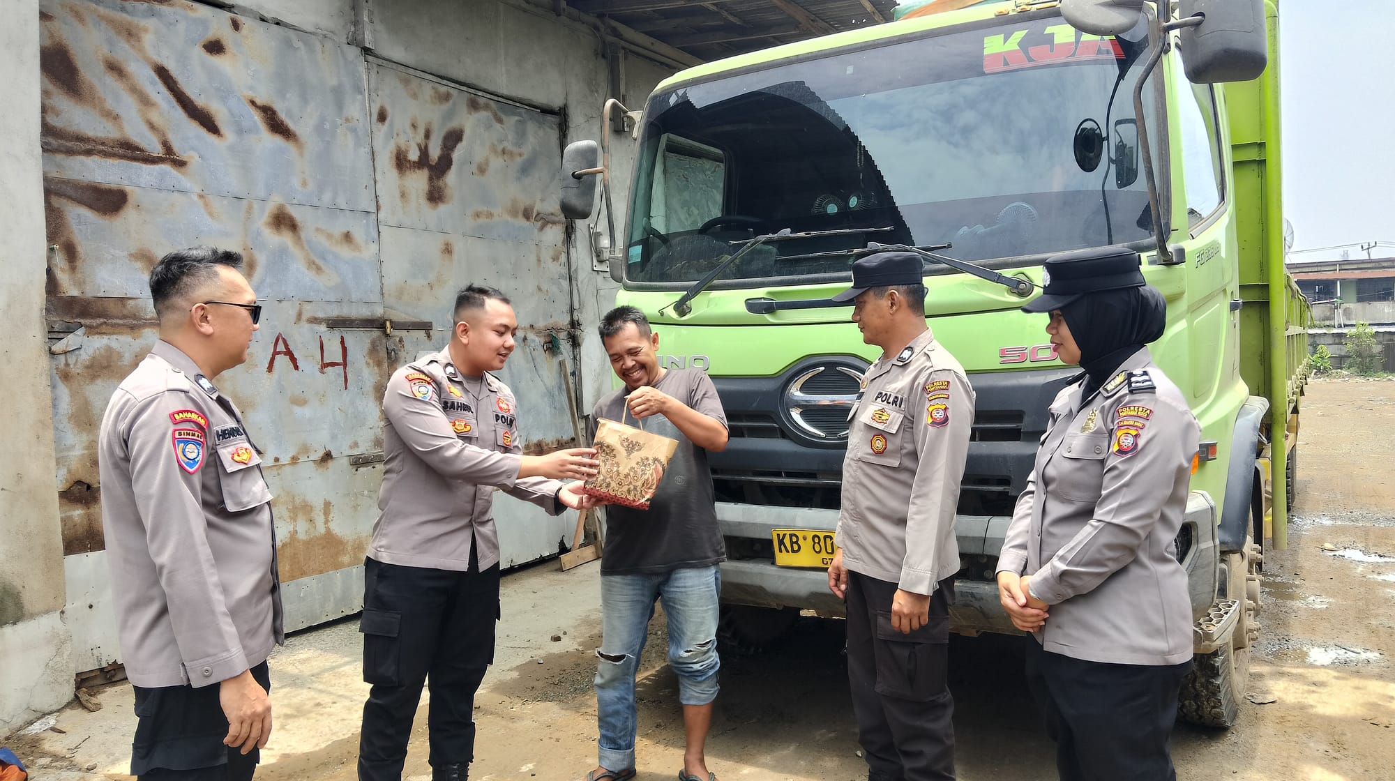 Satbinmas sambangi Bagikan Sarana Kontak dan Sampaikan Pesan Kamtibmas