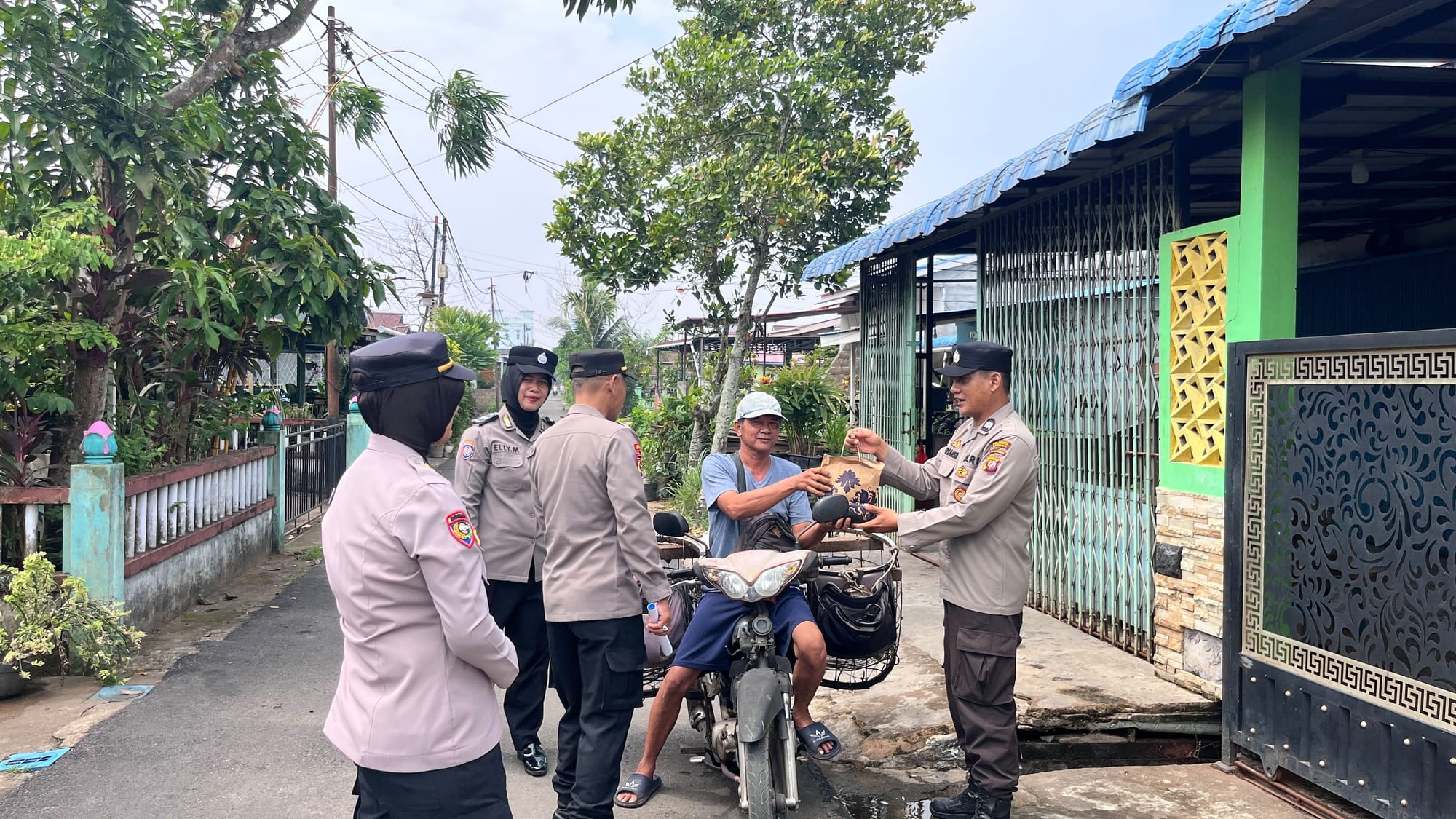 Satbinmas sambangi Bagikan Sarana Kontak dan Sampaikan Pesan Kamtibmas