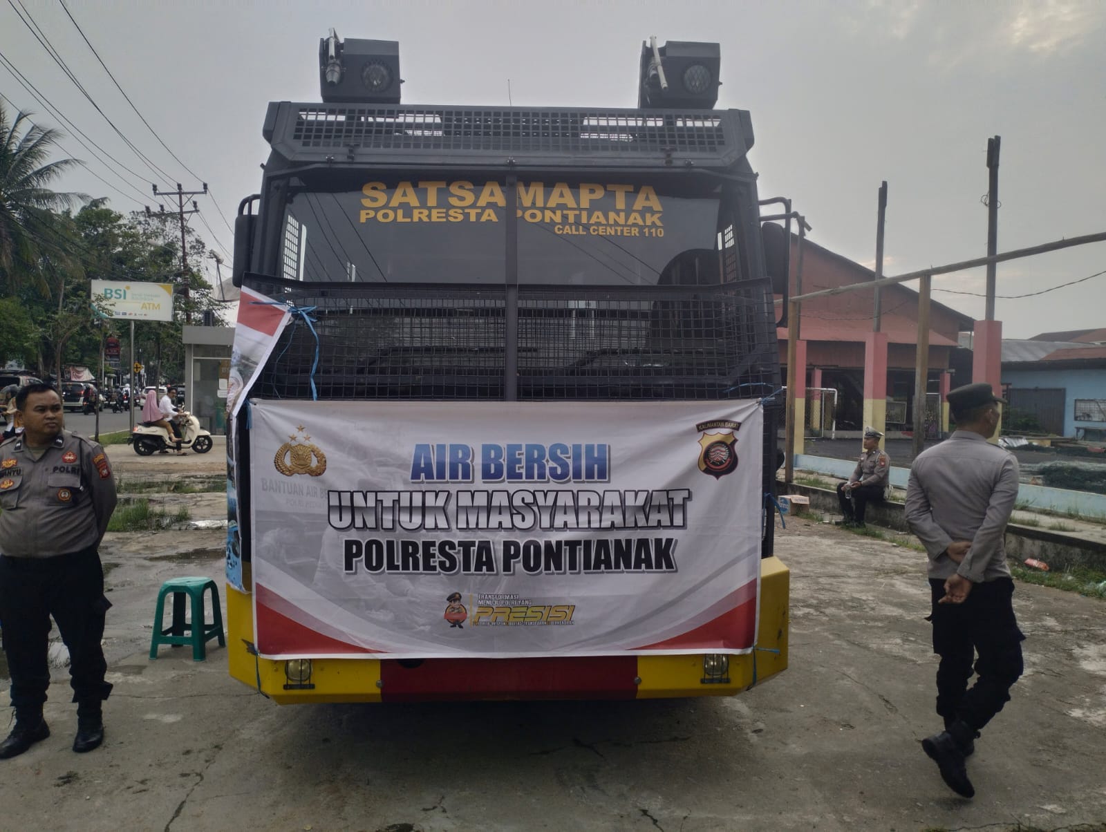 Bukan Cuma Jaga Keamanan, Water Canon Polresta Pontianak Antar 3.000 Liter Air untuk Warga