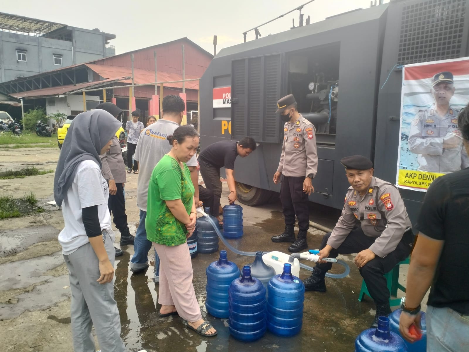 Bukan Cuma Jaga Keamanan, Water Canon Polresta Pontianak Antar 3.000 Liter Air untuk Warga