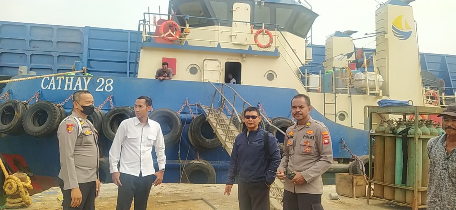 PONTIANAK TIMUR DATANGI TKP SESEORANG MENINGGAL DUNIA SECARA MENDADAK DI KAPAL TUG BOAT