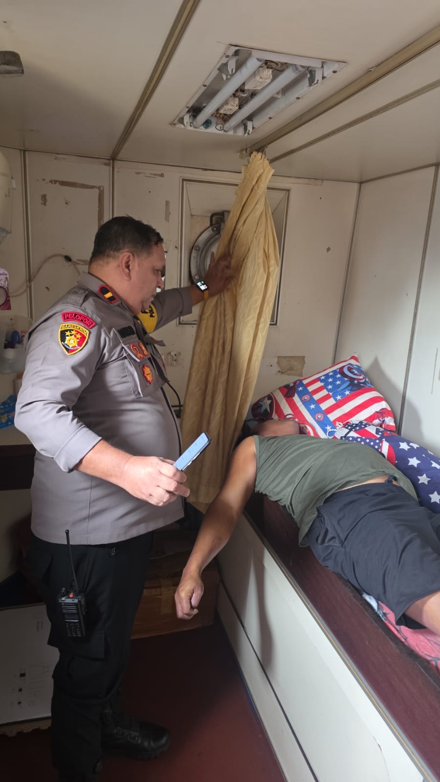 PONTIANAK TIMUR DATANGI TKP SESEORANG MENINGGAL DUNIA SECARA MENDADAK DI KAPAL TUG BOAT