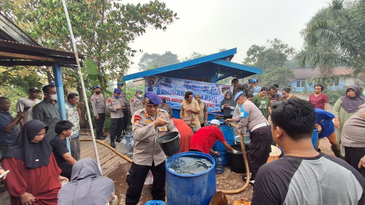 Wadirpolairud Polda Kalteng Bagikan Air Bersih kepada Masyarakat Yang Terdampak Karhutla