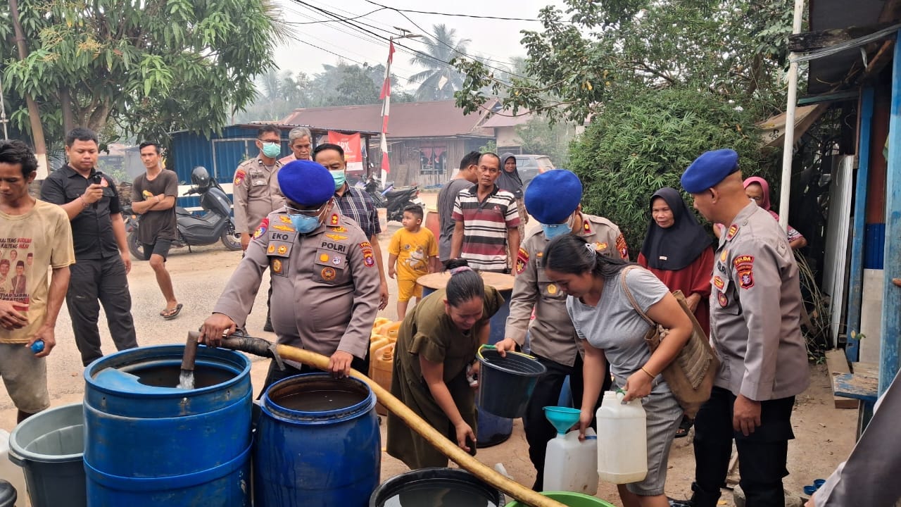 Peduli Dampak Karhutla, Wadirpolairud Polda Kalteng Bagikan Air Bersih kepada Masyarakat