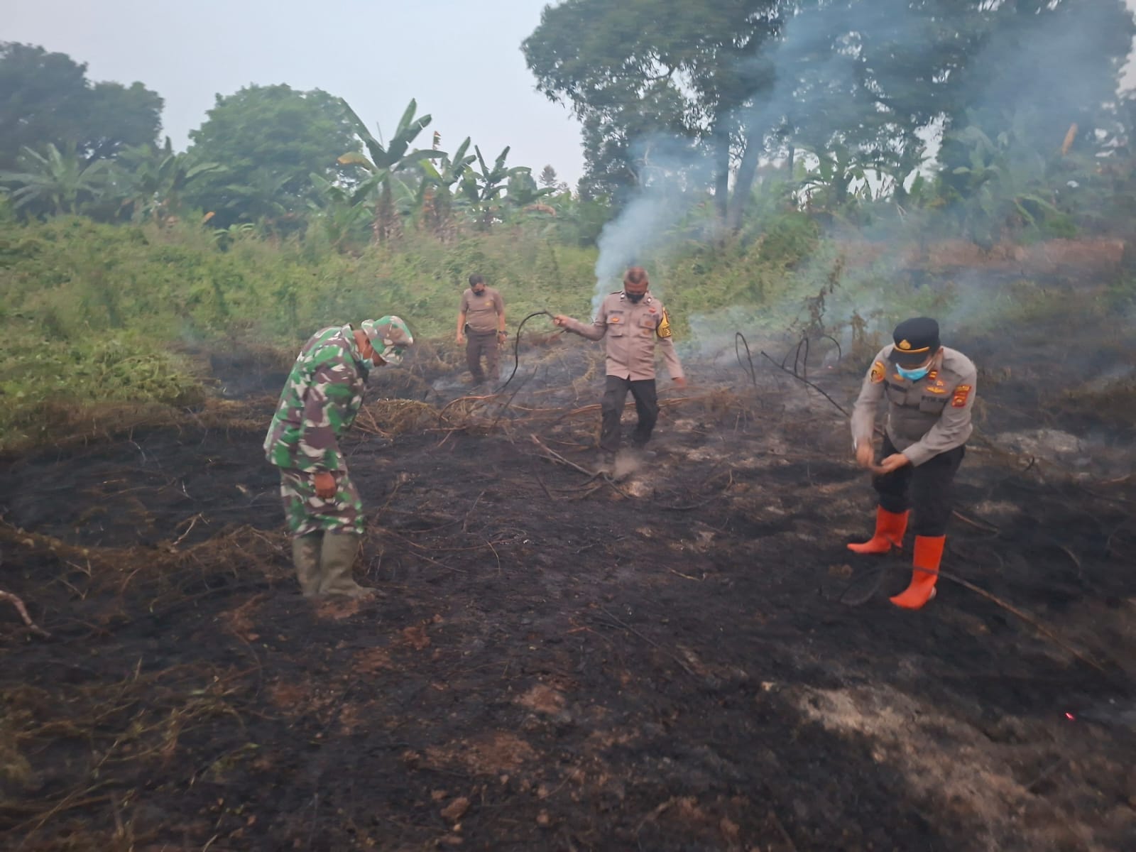 Polri Bersama TNI, BPBD dan Warga Padamkan Karhutla Seluas 5 Hektare di Sungai Duren