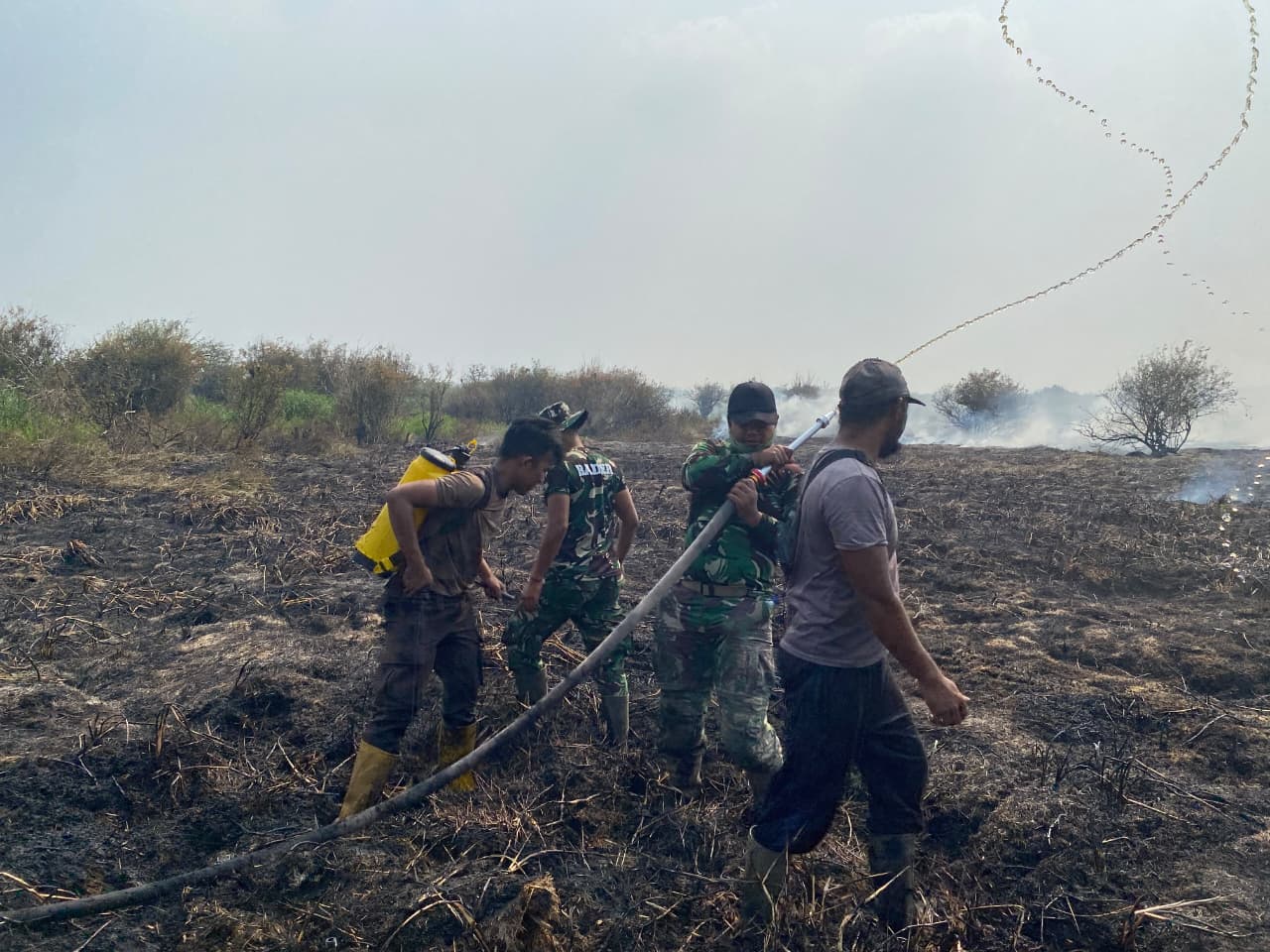 Cegah Api Kembali Muncul, Tim Gabungan Lakukan Pendinginan Karhutla di Rantau Panjang