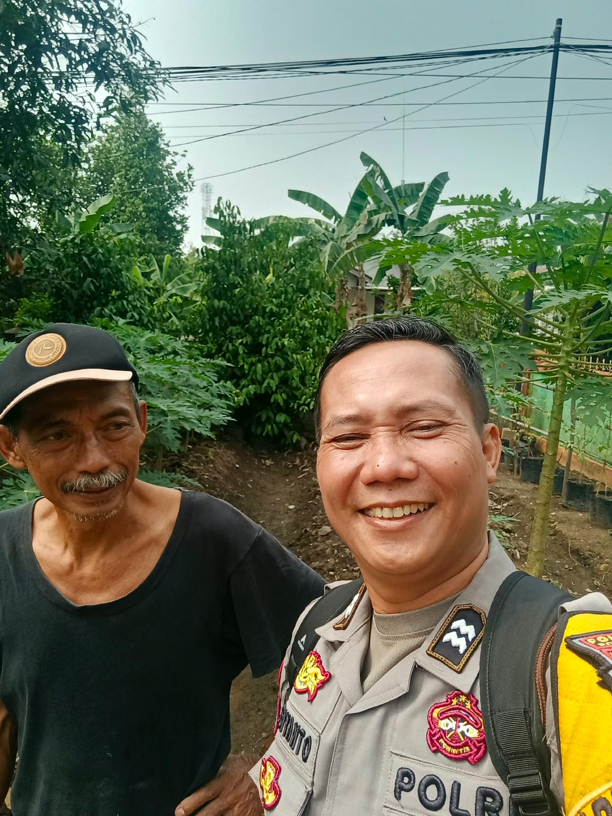 Dekat dengan Warga, Bhabinkamtibmas Sungaijawi Pantau Pekarangan Pangan Bergizi
