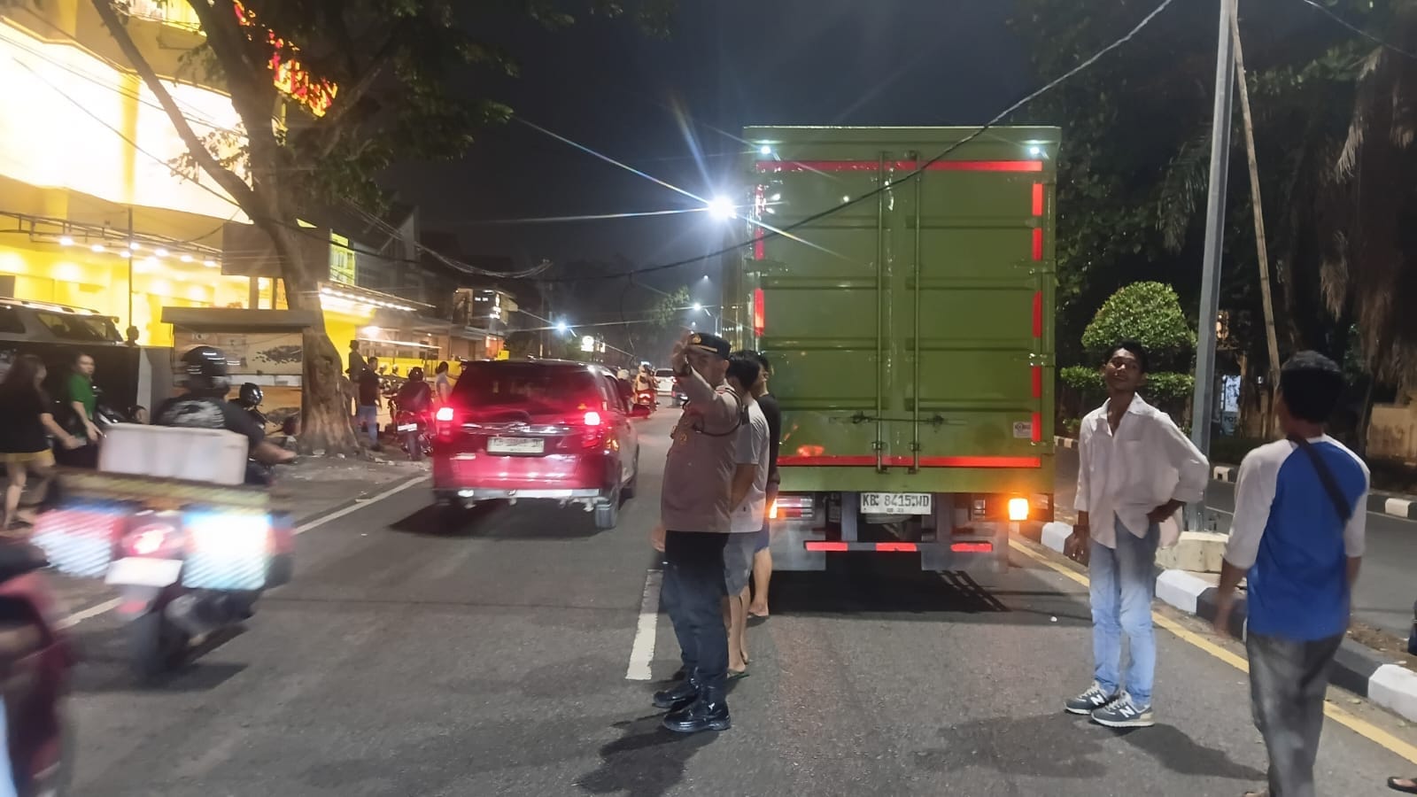 Patroli Enggang Selatan Respons Cepat Kabel Listrik Terjatuh, Pastikan Keselamatan Warga