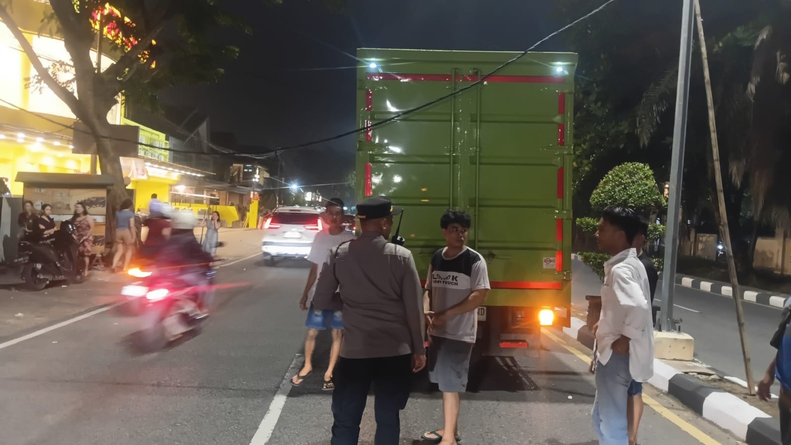 Patroli Enggang Selatan Respons Cepat Kabel Listrik Terjatuh, Pastikan Keselamatan Warga