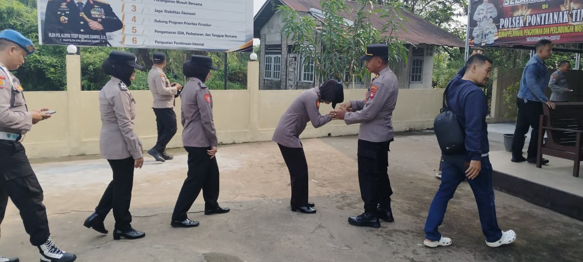 Polsek Pontianak Tinir lepas Wakapolsek yang memasuki masa purna bhakti