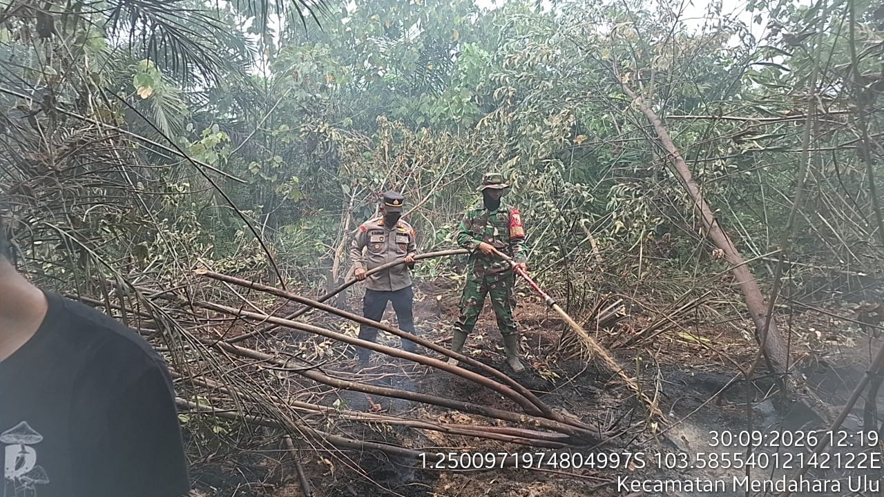 Polsek Mendahara Ulu Bersama Tim Gabungan Padamkan Karhutla di Area SUTET Pematang Rahim