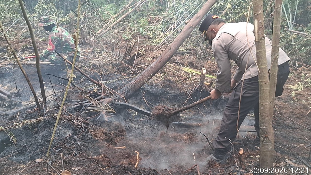 Karhutla di Area SUTET Pematang Rahim Ditangani, Polsek Mendahara Ulu dan Tim Gabungan Turun Tangan